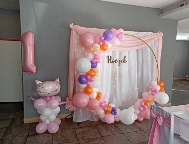Ścianka z balonów do zdjęć na roczek dziewczynki