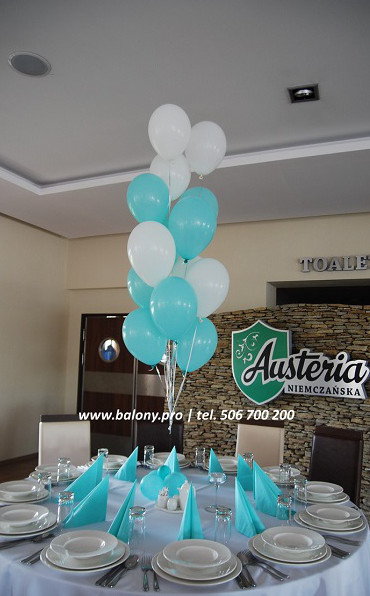 Balony z helem na stole weselnym - Austeria Niemczańska