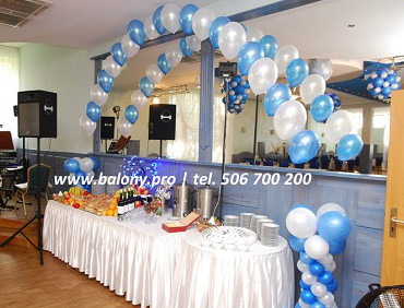 Łuk z balonów helowym nad stołem