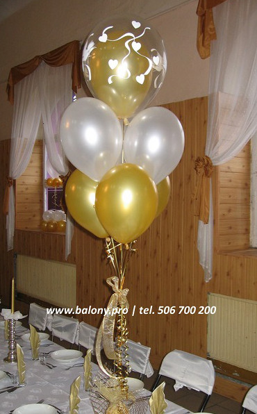 Balony z helem na stole weselnym