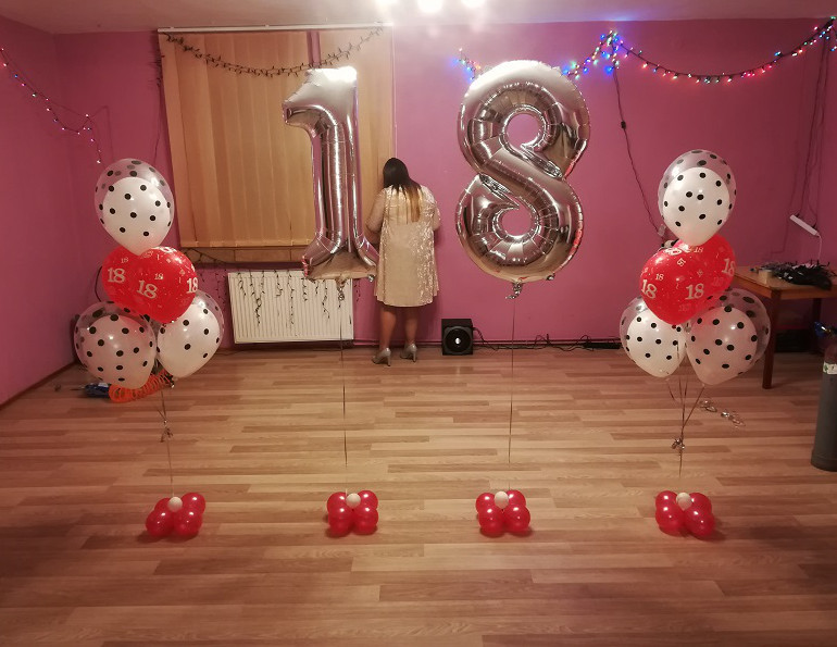 Balony z helem na 18-te urodziny